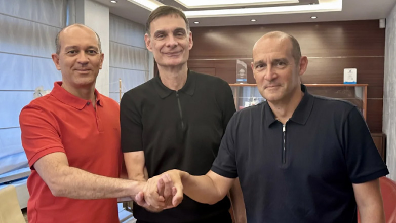 Μπάσκετ: Στον πάγκο του Ολυμπιακού μέχρι το 2026 ο Μπαρτζώκας