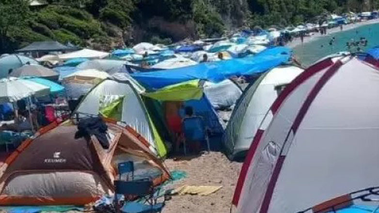 Έπεσαν πρόστιμα για τις τριτοκοσμικές σκηνές με το ελεύθερο κάμπινγκ στην παραλία Θαψά της Εύβοιας