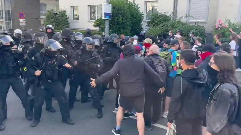 Γερμανία: Δύο αστυνομικοί σοβαρά τραυματίες στις διαδηλώσεις κατά του συνεδρίου του κόμματος AfD στο Έσεν