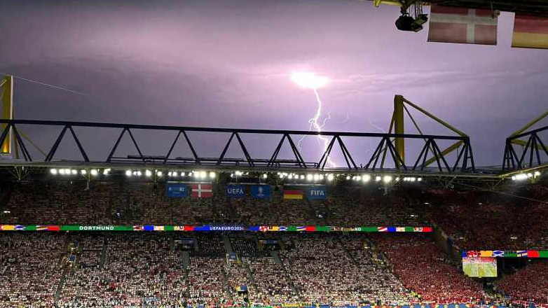 Oι κεραυνοί διέκοψαν προσωρινά το παιχνίδι Γερμανία-Δανία