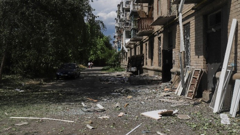 Ουκρανία: Συντρίμμια πυραύλου έπληξαν πολυκατοικία σε προάστιο του Κιέβου