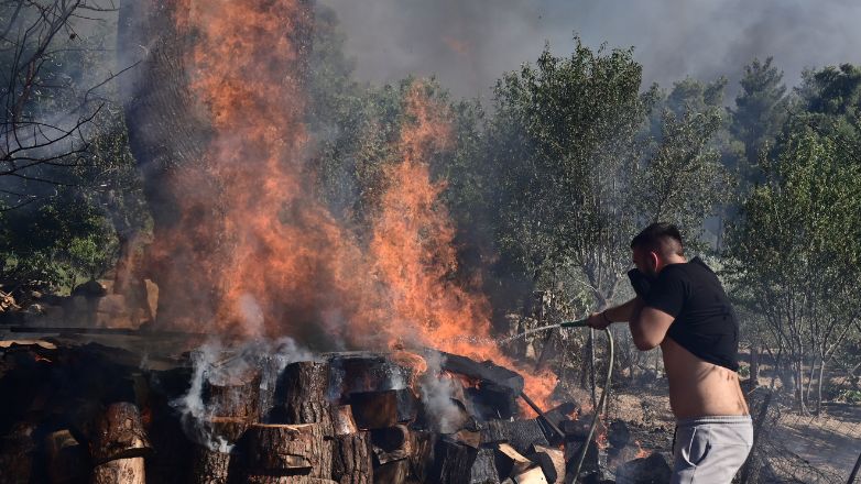Πύρινες βόμβες τα καυσόξυλα στις αυλές της Σταμάτας