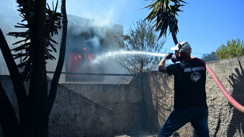 Αναζωπυρώσεις στην Κερατέα – Kαίγεται πυκνό πευκόδασος