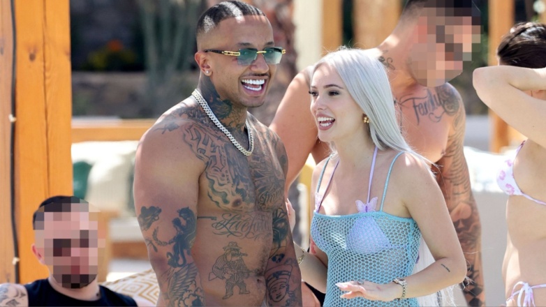 Light – Άννα Θεοδωρίδη: Τρυφερές στιγμές σε γνωστή παραλία στην Μύκονο