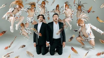 Οι «Όρνιθες» σε σκηνοθεσία Άρη Μπινιάρη με τους Οδυσσέα Παπασπηλιόπουλο και Γιώργο Χρυσοστόμου πετούν σε όλη την Ελλάδα