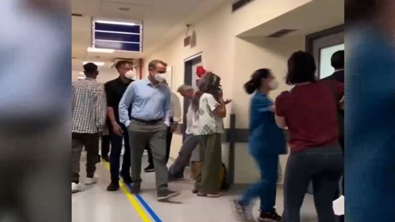 Αιφνιδιαστική επίσκεψη του Κυριάκου Μητσοτάκη στο Λαϊκό Νοσοκομείο