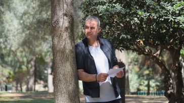 Ο Τραϊανός Δέλλας γράφει γράμμα στον νεότερο εαυτό του και συγκινεί