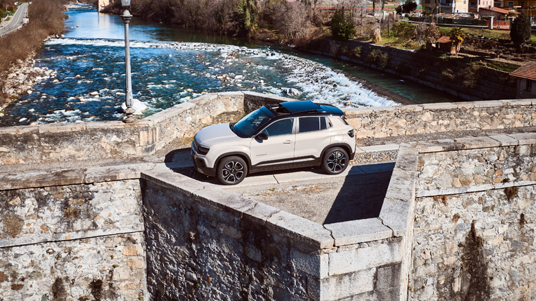 Jeep Avenger: Ποιες είναι οι τιμές για το ηλεκτρικό Avenger, για την έκδοση με βενζίνη και την e-Hybrid