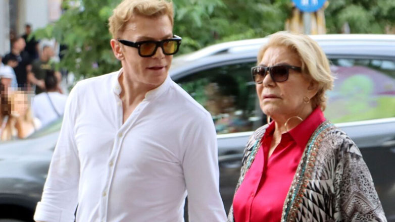 Τάκης Ζαχαράτος – Μαρινέλλα: Xέρι – χέρι σε έξοδό τους στο κέντρο της Αθήνας