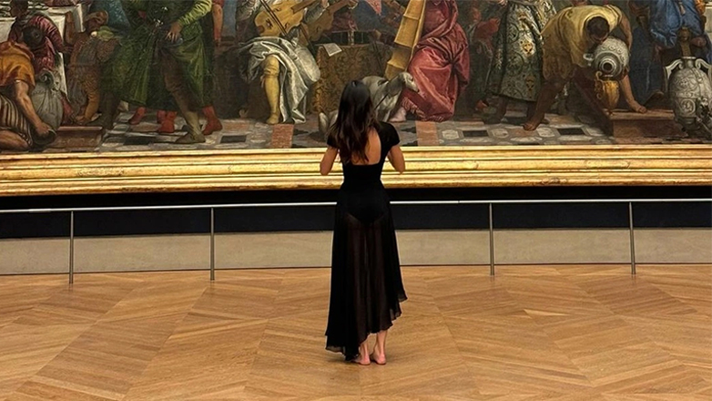 Κένταλ Τζένερ: Περπάτησε ξυπόλητη στο Λούβρο κατά τη διάρκεια ιδιωτικής επίσκεψης