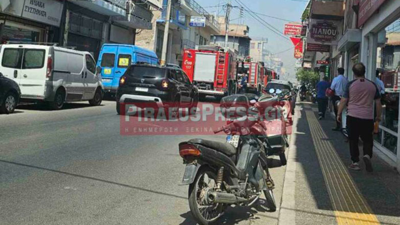 Νίκαια: Εικόνες καταστροφής από τη φωτιά στην Πέτρου Ράλλη