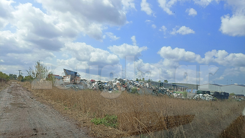 Φωτιά σε εργοστάσιο στη Ριτσώνα: Κάτοικος καταγγέλλει εγκληματική αμέλεια στη «Ζούγκλα»