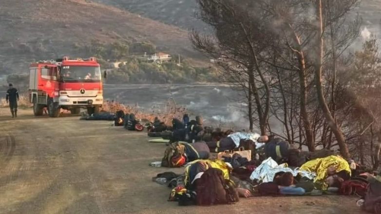 Κερατέα: Εικόνες που προκαλούν οργή – Εξαντλημένοι πυροσβέστες ξαπλώνουν στο χώμα για να ξεκουραστούν