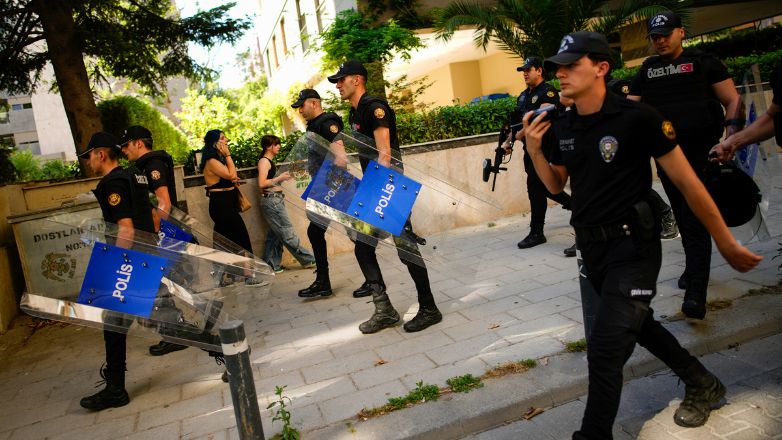 Βίαιες επιθέσεις κατά Σύρων σε πόλεις της Τουρκίας – 474 συλλήψεις