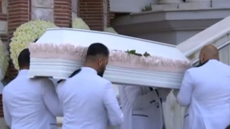 Θρήνος στην κηδεία της 13χρονης που σκοτώθηκε από κεραυνό στη Χαλκιδική