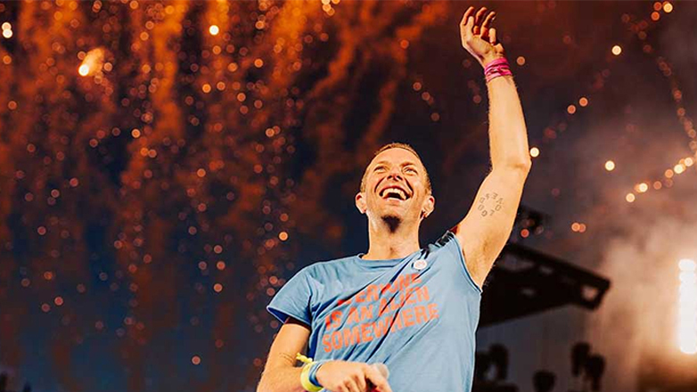 Coldplay: Κυκλοφόρησε το βίντεο κλιπ του τραγουδιού «Feels Like I’m Falling in Love» από τη σκηνή του Ηρωδείου