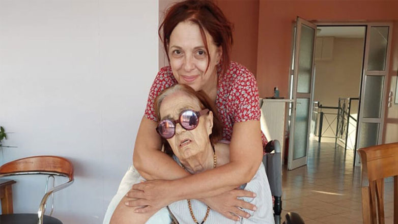 Συγκινεί η Ελένη Ράντου για τη μητέρα της που πάσχει από άνοια: «Βλέπω το βλέμμα της να είναι εχθρικό και φεύγω κομμάτια»