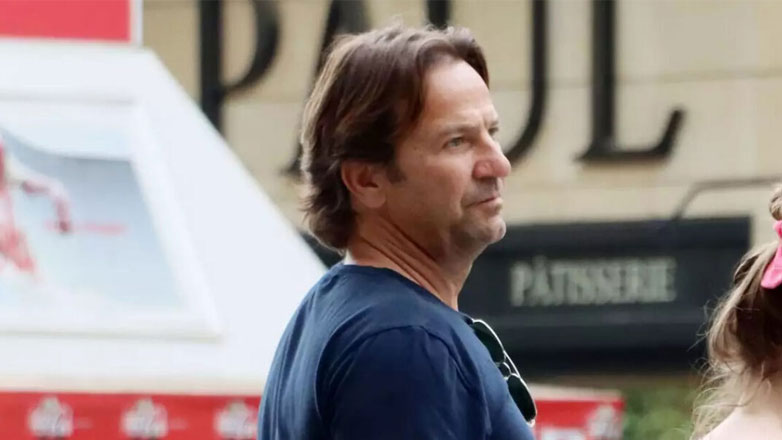 Μάκης Παντζόπουλος: Σπάνια εμφάνιση στο κέντρο της Αθήνας χωρίς την Ελένη Μενεγάκη