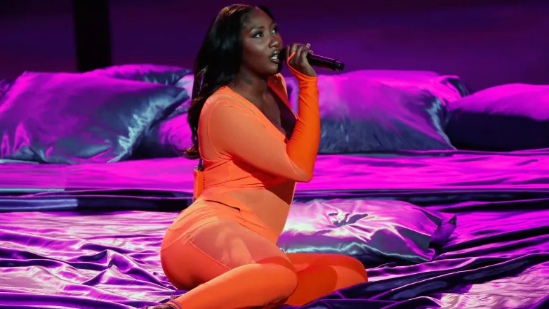 Γαλλία: Η δημοφιλής τραγουδίστρια Αγιά Νακαμουρά απευθύνει κάλεσμα στους ψηφοφόρους να προσέλθουν μαζικά στις κάλπες και να καταψηφίσουν την ακροδεξιά