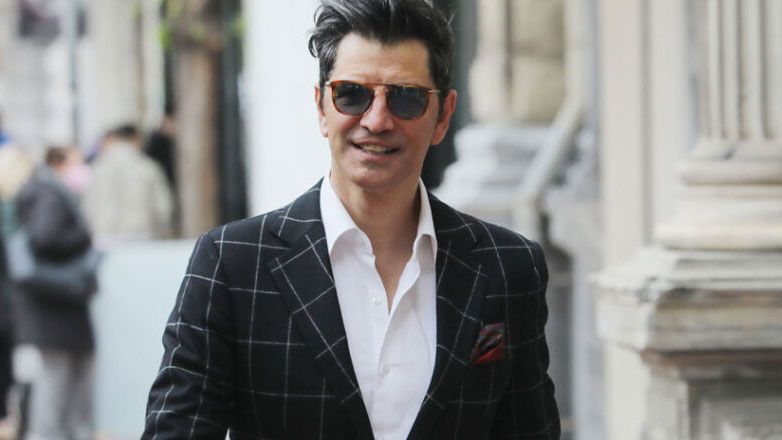 O Σάκης Ρουβάς έκανε ασκήσεις φωνητικής στη μέση του δρόμου και έγινε viral: «Έτσι κάνει ένας ερωτευμένος γάτος»