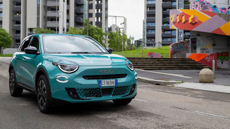Fiat 600: Το στιλάτο υβριδικό B-SUV των 23.990 ευρώ που τα κάνει όλα και συμφέρει