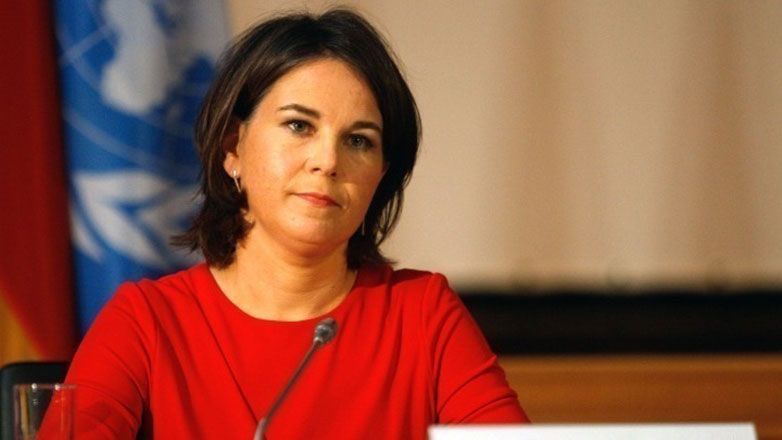 Έντονες αντιδράσεις για την πτήση της Γερμανής ΥΠΕΞ Μπέρμποκ κατά παράβαση της απαγόρευσης νυχτερινών πτήσεων