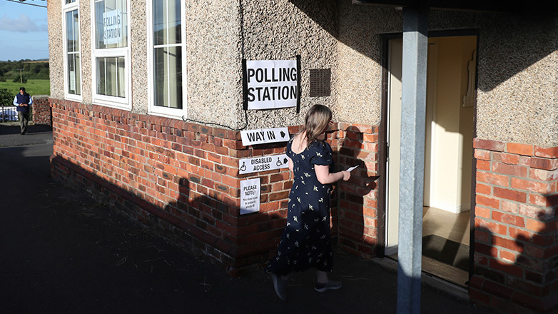 Βρετανία: Άνοιξαν οι κάλπες για τις βουλευτικές εκλογές