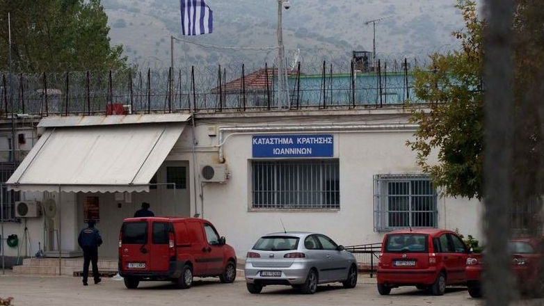 Σε διαθεσιμότητα ο αστυνομικός που έκανε τον… ντελιβερά στο «αφεντικό» των φυλακών Ιωαννίνων