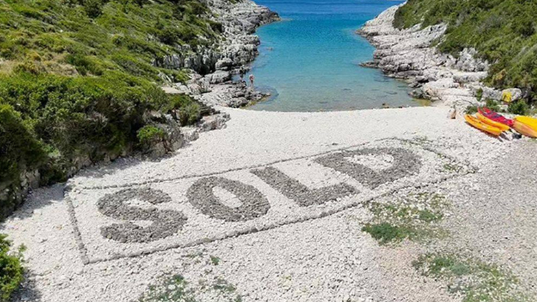 «Sold»: Μία εικαστική παρέμβαση όλο… νόημα