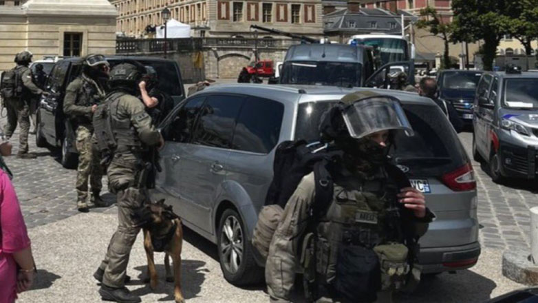 Συναγερμός στο Παρίσι: Εκκενώθηκε εσπευσμένα το Παλάτι των Βερσαλλιών – Αναφορές για επίθεση αγνώστου με μαχαίρι