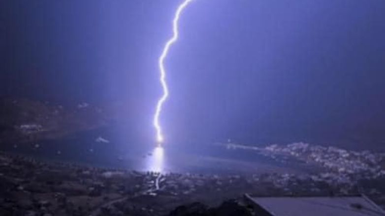 Σέριφος: Κεραυνός χτυπάει σκάφος