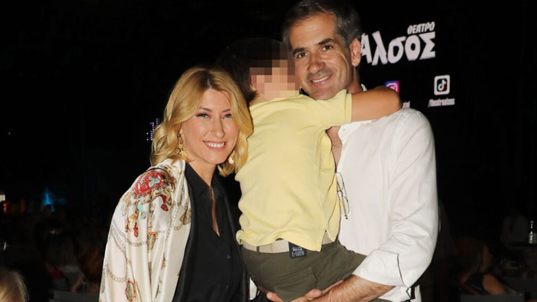 Σία Κοσιώνη – Κώστας Μπακογιάννης: Σπάνια βραδινή έξοδος μαζί με τον γιο τους Δήμο