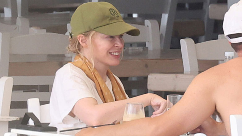 Kylie Minogue: Νέες φωτογραφίες από τις διακοπές της στην Μύκονο