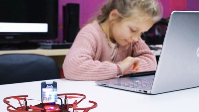 Εκπαιδευτική πλατφόρμα με θέμα χειρισμός και προγραμματισμός drone από την εταιρεία OVERDRONE