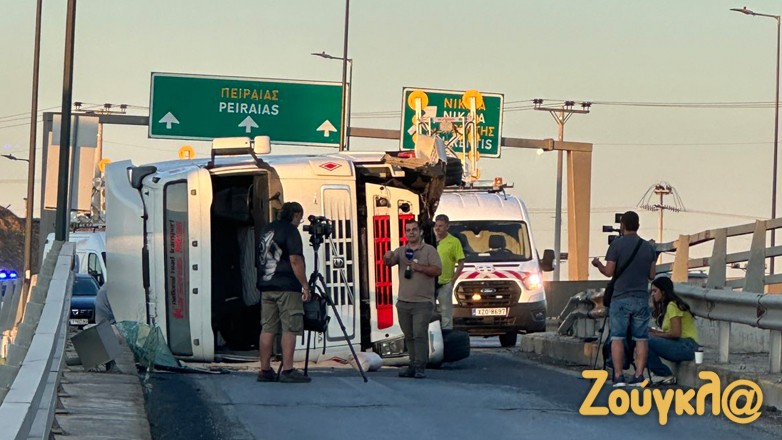 Νταλίκα ανετράπη στην έξοδο για Πέτρου Ράλλη στον Κηφισό – Έφυγε τρέχοντας ο οδηγός