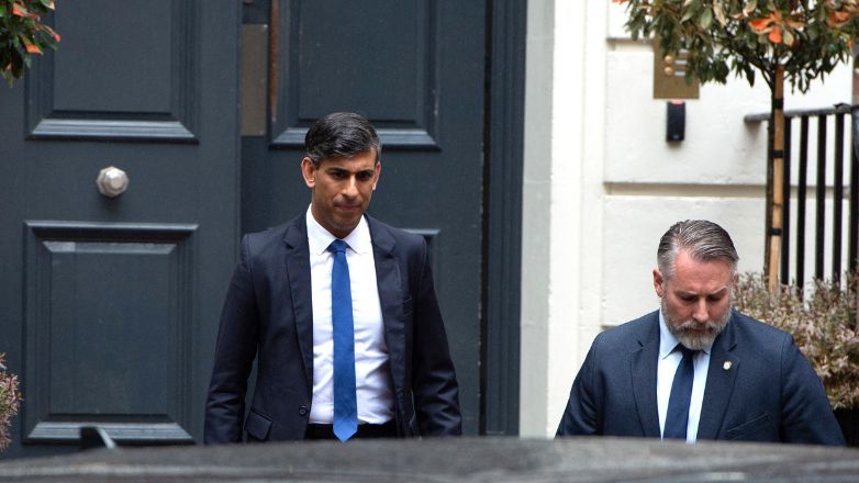 Γιούχαραν τον Σούνακ στα γραφεία των Συντηρητικών – «Ετοίμασε τις βαλίτσες σου, το πάρτι τελείωσε»