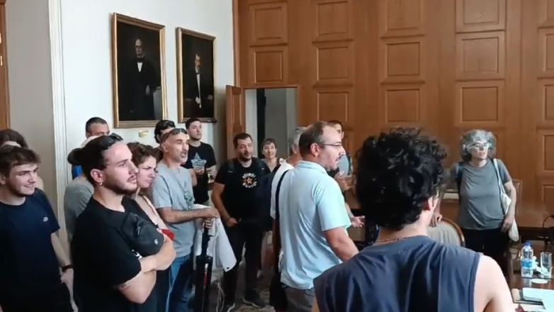 «Έξω από το γραφείο μου ρε» – Η αντιπρύτανης του ΕΚΠΑ έδιωξε συνδικαλιστές που διαμαρτύρονταν για την απόλυση υπαλλήλου