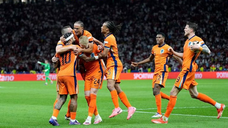 Με ανατροπή στα ημιτελικά του Euro η Ολλανδία, 2-1 την Τουρκία