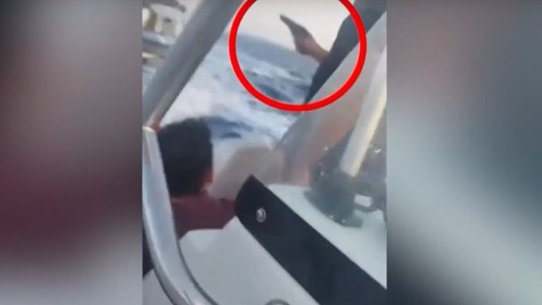 Χίος: Η στιγμή που ο διακινητής πυροβολεί κατά σκάφους του Λιμενικού