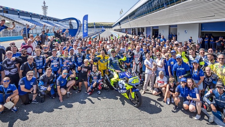 Οι ιδιοκτήτες R1M στην πίστα με τον Valentino Rossi