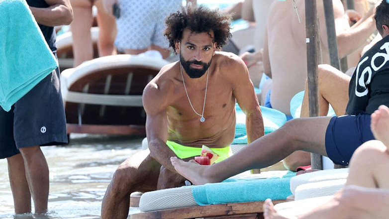 Mohamed Salah: Ο σταρ της Λίβερπουλ με νέο look κάνει διακοπές στη Μύκονο και τραβάει τα γυναικεία βλέμματα