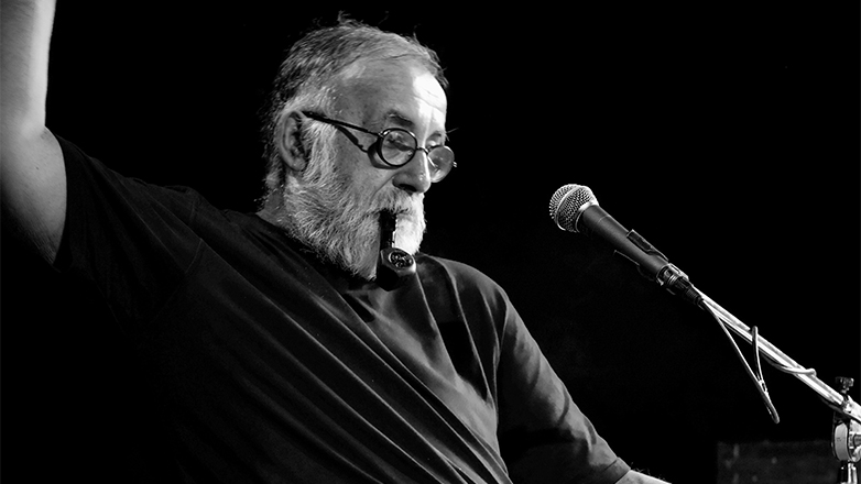 Πώς η ανάγκη γίνεται ιστορία – Η Ελλάδα των ποιητών μέσα από τις νότες του Θάνου Μικρούτσικου