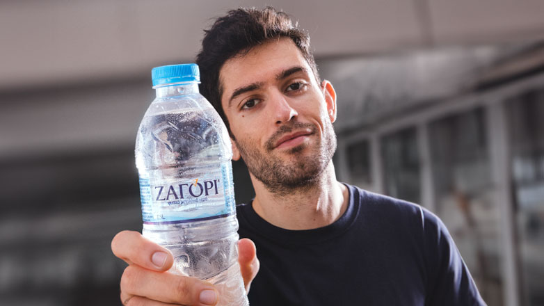 Ο Μίλτος Τεντόγλου δεν βλέπει το τώρα, βλέπει το αύριο. Και το πάει τέρμα