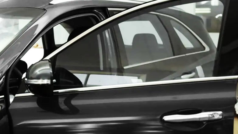 Έκλεισε η πόρτα του οδηγού και του έκοψε τον αντίχειρα – Πήρε 1.75 εκατ. ευρώ αποζημίωση από την αυτοκινητοβιομηχανία