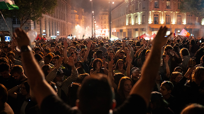 Στους δρόμους οι Γάλλοι: Πανηγυρισμοί, φωτιές και συλλήψεις για τα αποτελέσματα των εκλογών