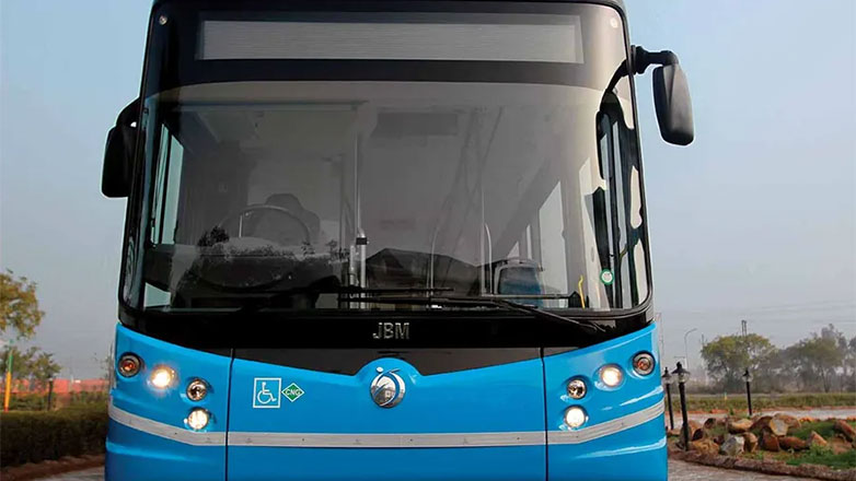 Λεωφορείο έπεσε πάνω σε φυλάκιο δίπλα στο «Ν.Καζαντζάκης» – Στο νοσοκομείο μια εργαζόμενη