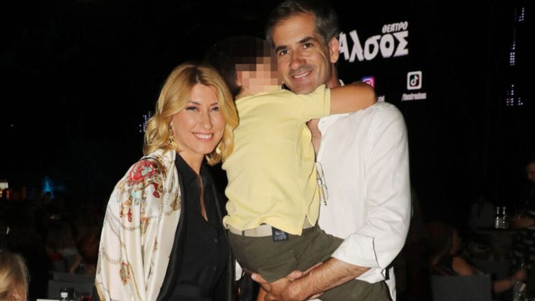 Η Σία Κοσιώνη και ο γιος Δήμος φωτογραφίζονται στις κερκίδες του ΣΕΦ μετά τη νίκη της εθνικής ομάδας μπάσκετ