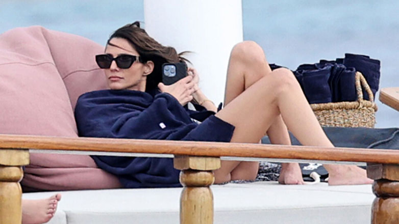 Ηλιάνα Παπαγεωργίου: Χαλαρές στιγμές πάνω σε σκάφος στη Μύκονο με την παρέα της