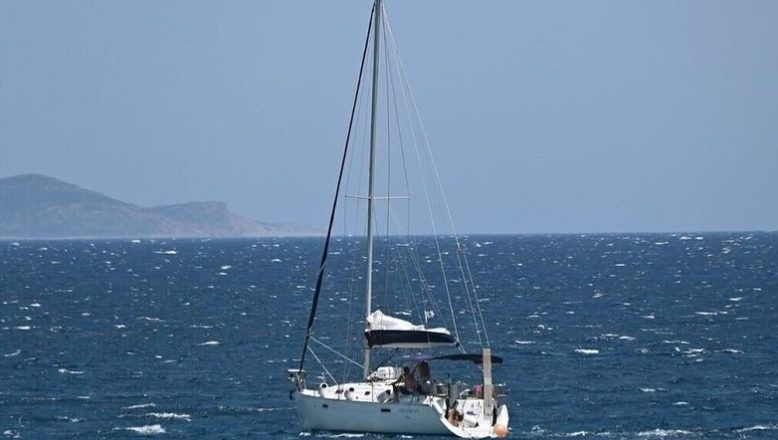 Ιστιοφόρο βυθίστηκε στη Σαντορίνη – Ολοκληρώθηκε η επιχείρηση διάσωσης