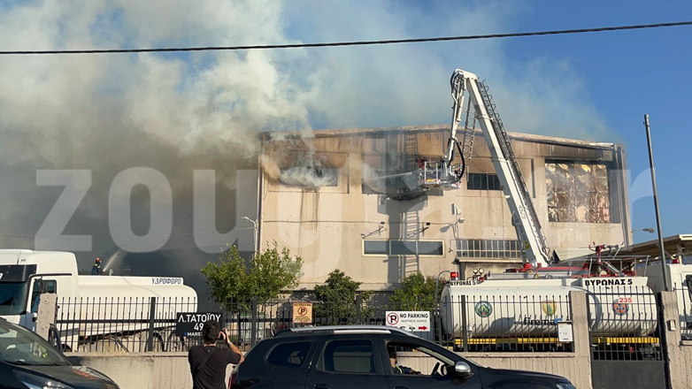 Αχαρνές: Βελτιωμένη η εικόνα της φωτιάς – Κάηκαν εργοστάσιο πλαστικών και εργοστάσιο χάρτου